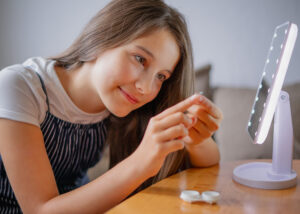 girl putting contacts in